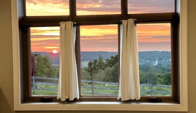 Luxury Country Suite by the City: a cozy winter getaway in the heart of nature!