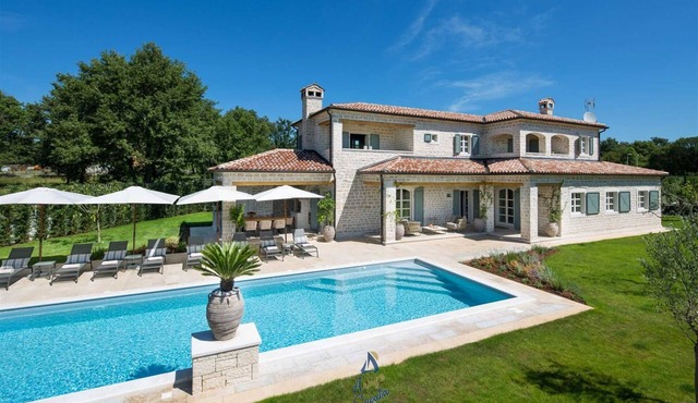 Luxury country villa for 10 with pool, organic garden and playgrounds