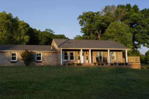 Luxury Countryside Cottage on 20 Private Acres Near Nashville