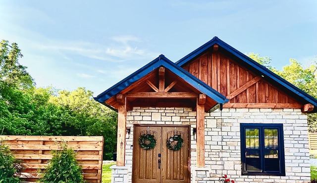 LUXURY COUPLES CABIN! Caveside Cabins