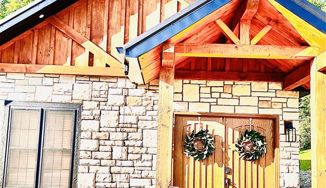 LUXURY COUPLES CABIN! Caveside Cabins