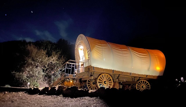 Luxury Covered Wagon in Santa Monica Mountains close to Malibu w/ King Bed