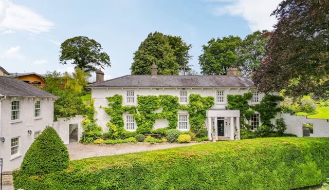 Luxury Cowbridge Manor House with outdoor swimming pool