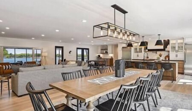 Luxury Cowdry Cottage Lake Home