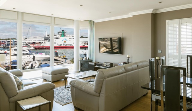 Luxury Cowes waterfront apartment with stunning panoramic marina & sea views