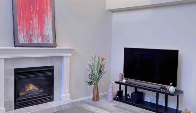 Luxury cozy bedroom private bath,in large house Calgary-UC,LRT, SAIT