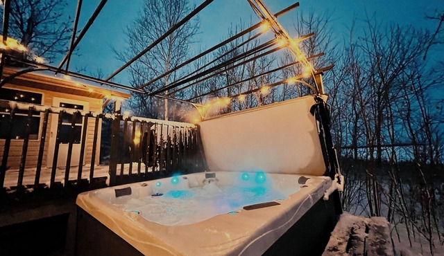 Luxury Cozy Lake Front Cabin 5 minutes from Gimli | Sleeps 6 + Lake View
