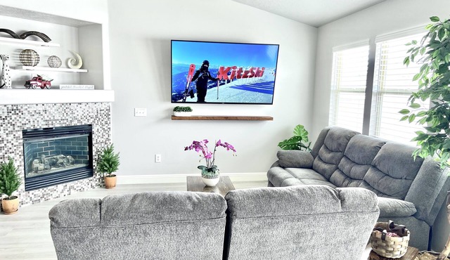 Luxury, Cozy & Modern Home, 3 BR, 4 King beds, Central location