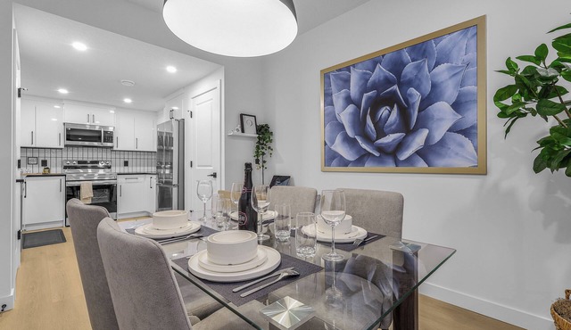 Luxury : Cozy| Modern| Clean| Spacious| easy Access to major routes in Calgary