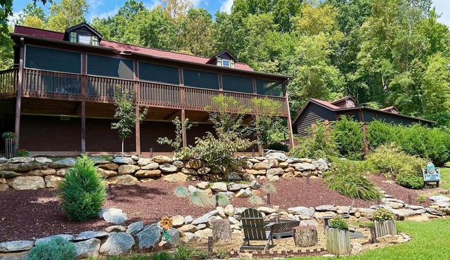 Luxury Creek Waters Cabin - walk to Chimney Rock & Lake Lure