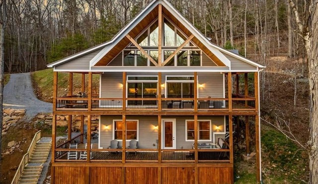 Luxury Creekfront Retreat: Sleeps 8, Hot Tub, Theater, Pool Table, Starlink!