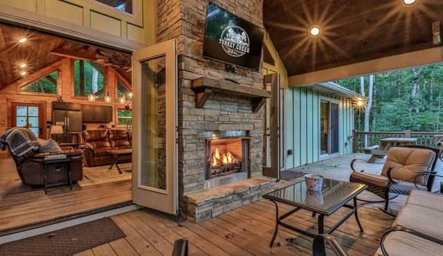 Luxury Creekside~ Fire Pit, Hot Tub, Game Room, near Ellijay, and Blue Ridge