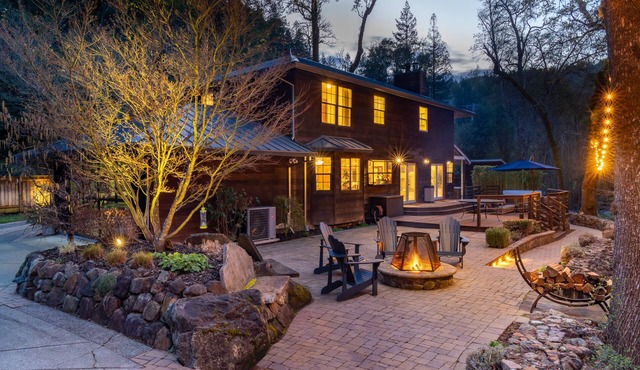 Luxury Creekside home in Sonoma. Minutes from hiking, wineries, and restaurants.