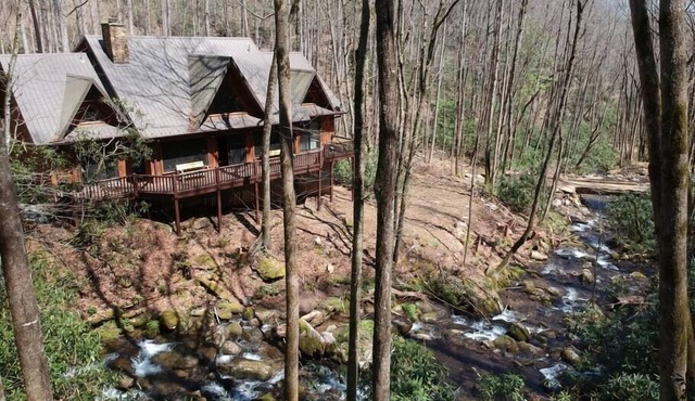 Luxury Creekside Lodge at Huffman Creek Retreat, Wifi, Private Hiking Trails