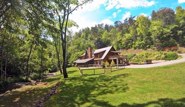 Luxury Creekside Lodge with Hot Tub & Game Room, Great for Large Groups!