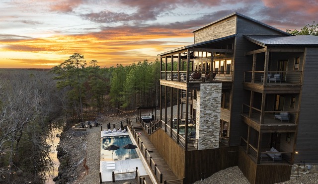 Luxury Creekside Lodge with Pool and Pickleball