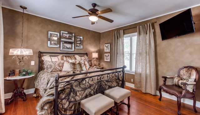 ❤️Luxury Crockett Street Retreat, hot tub and outdoor fireplace! Downtown