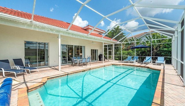 Luxury Crown Pointe pool & lake view home minutes to beaches & Old Naples