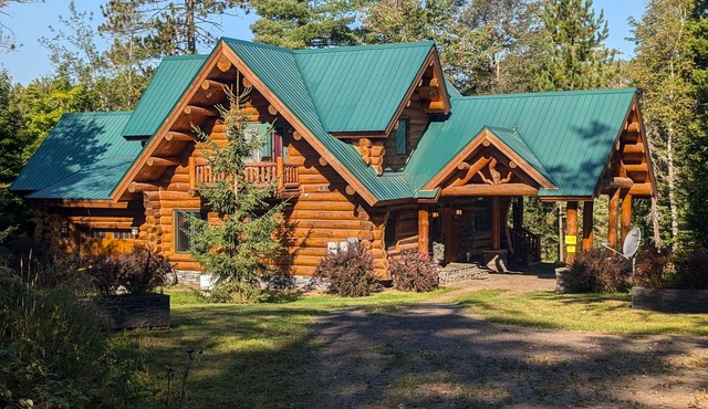 Luxury Custom Built Log Cabin with indoor pool and spa on Lake Michigamme
