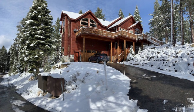 Luxury Custom Home w/Views, Game Room, Jacuzzi, Close to Hiking/Biking Trails