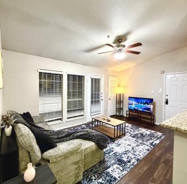 Luxury Dallas Escape- Resort View Prime Location