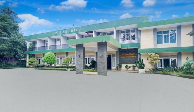 Luxury Deluxe DBL Retreat W/WiFi Parking and Pool