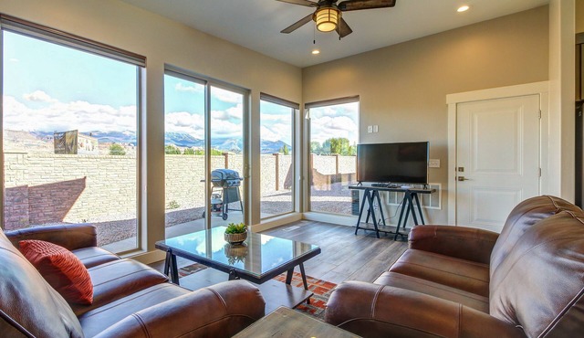 Luxury desert condo with gorgeous mountain views, located near town