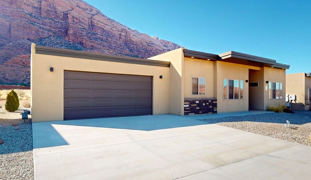 Luxury desert condo with hot tub and mountain views - near town