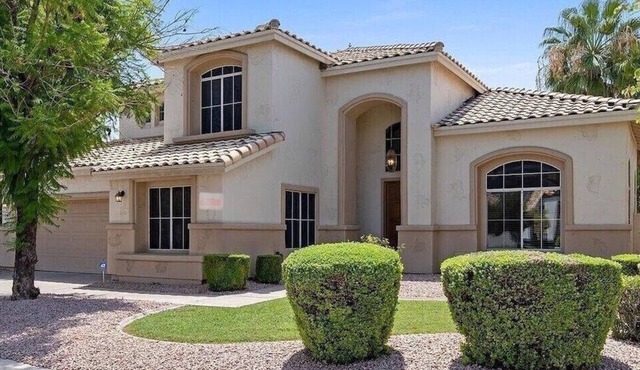 LUXURY Desert Escape 6-Bedroom, 3 bathroom with Heated Pool SLEEPS 18!