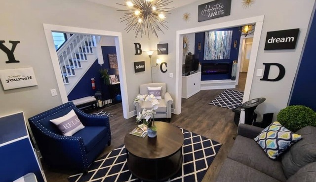 !Luxury Designed Listing! - Downtown - Soaker Tub