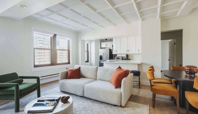 Luxury Designer Apartment 802| Gold Coast/Old Town