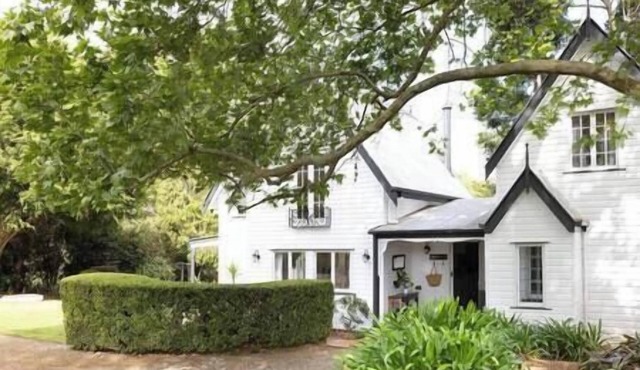 Luxury Designer Country Cottage Escape