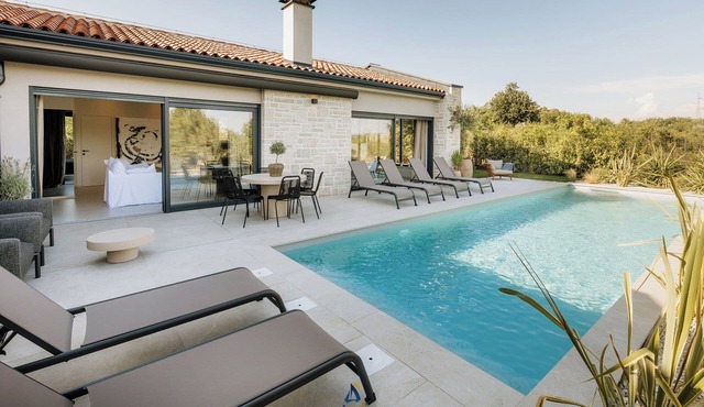 Luxury Designer Villa for 6 with Heated Pool