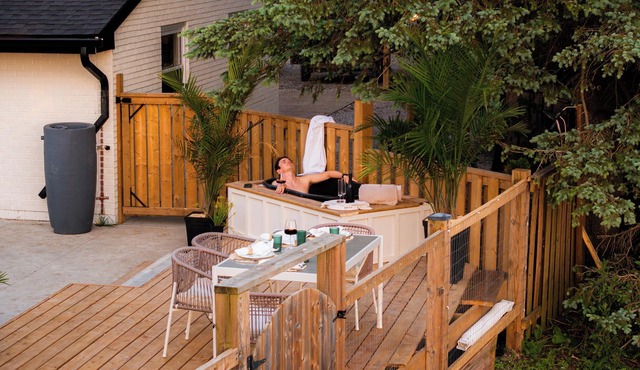 Luxury Designer White House Retreat w/Hottub, 20 mins from downtown Hamilton
