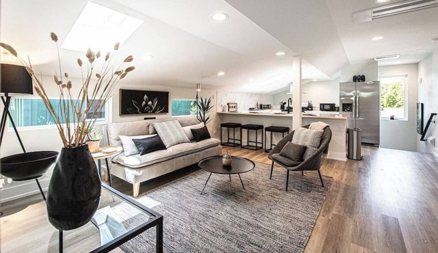 Luxury Designers Loft Near DT & Airport