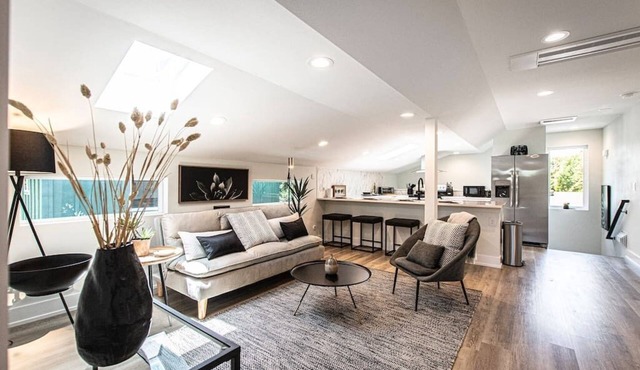 Luxury Designers Loft Near DT & Airport