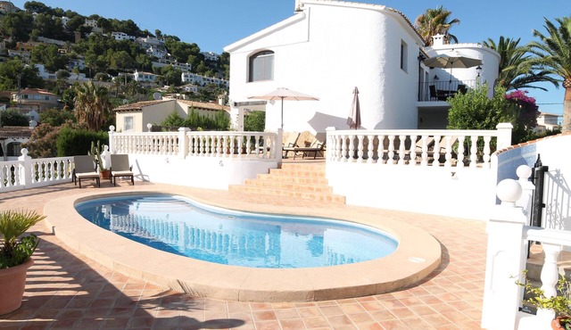 Luxury Detach Villa, Air Con, Private Pool with sun all day, Stunning Sea Views.
