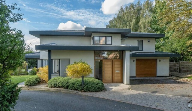 Luxury detached 4bed house Sleeps 8 in Village location with garden & driveway!