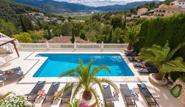 Luxury detached villa of 370m2 with great pool and scenic view for 14 persons