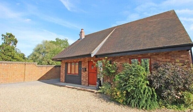 Luxury detached 'Kuschels Cottage' - set in countryside location with great view