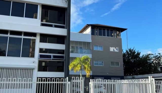 Luxury 4BR Penthouse w/Balcony & City Views/Walk to Shops & Restaurants