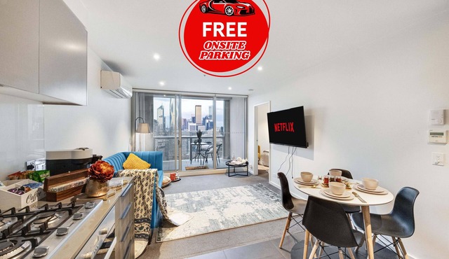 Luxury Docklands Apartment | City Views, Pool, Gym, Free Parking