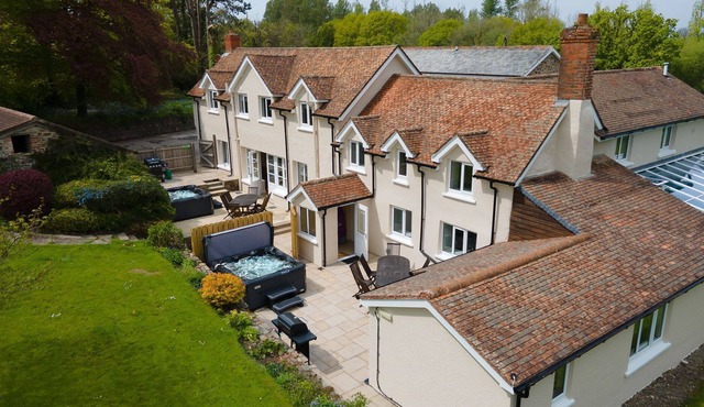 Luxury dog friendly cottage with access to onsite leisure facilities, including swimming pool