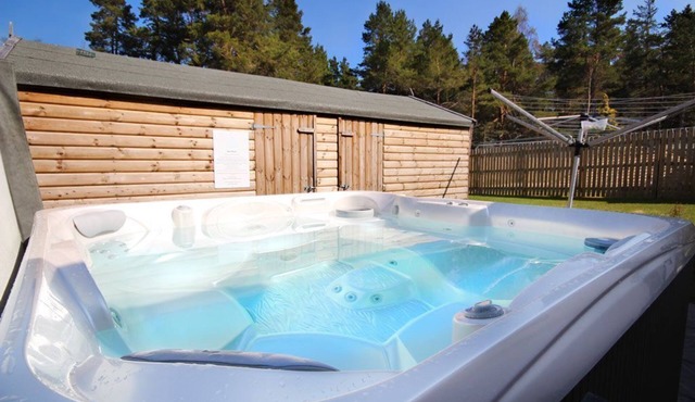 Luxury dog friendly holiday home with hot tub