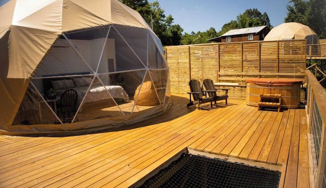 Luxury Dome at Fox Wood, with Cedar Hot Tub on large deck, built-in hammock and mountain views, only 15 minutes from downtown Eureka Springs and 8 minutes from Beaver Lake.