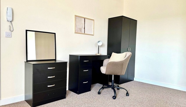 Luxury Double Room w/Private Bathroom and Shared Kitchen