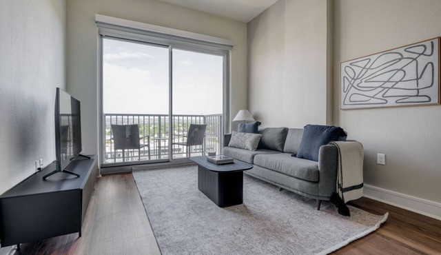 Luxury Downtown 1BR w/Gym, W/D, Pool, walk to 6th St bars, by Blueground