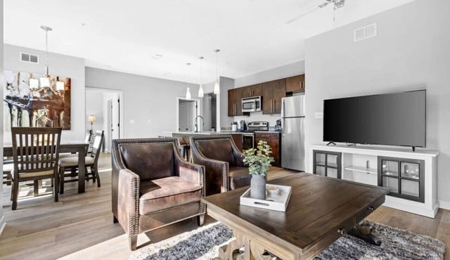 Luxury Downtown 2 bed 2 bath corner unit- #304