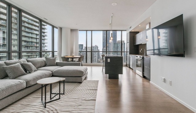 Luxury Downtown Apartment 2bed2bath | Parking| Pool | Gym