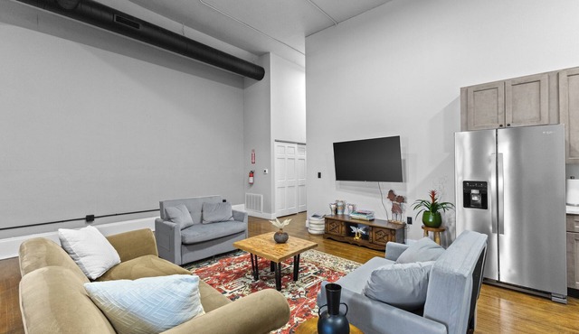 Luxury Downtown Apartment Walk Everywhere Fast WiFi Sleeps 8